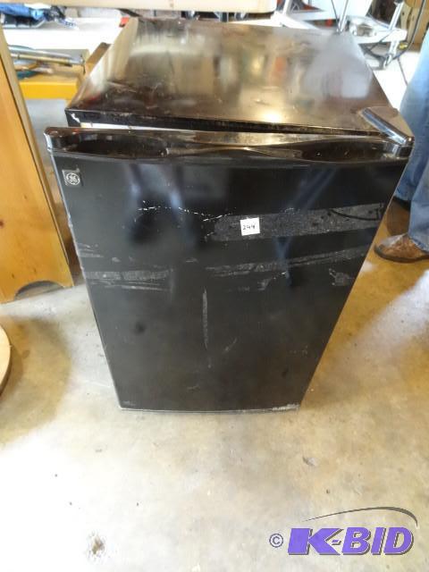 lot 244 image: GE Dorm fridge. Model WMB04BAPBB. W...