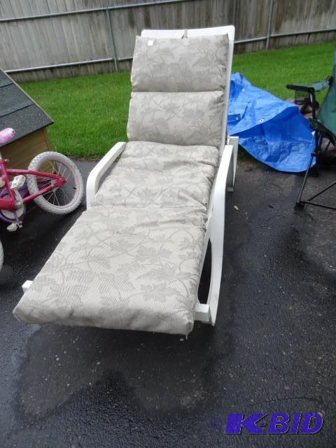lot 25 image: Outdoor patio lounge chair. Adjusta...