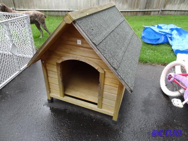 lot 27 image: 32 x 39 x 34 dog house...
