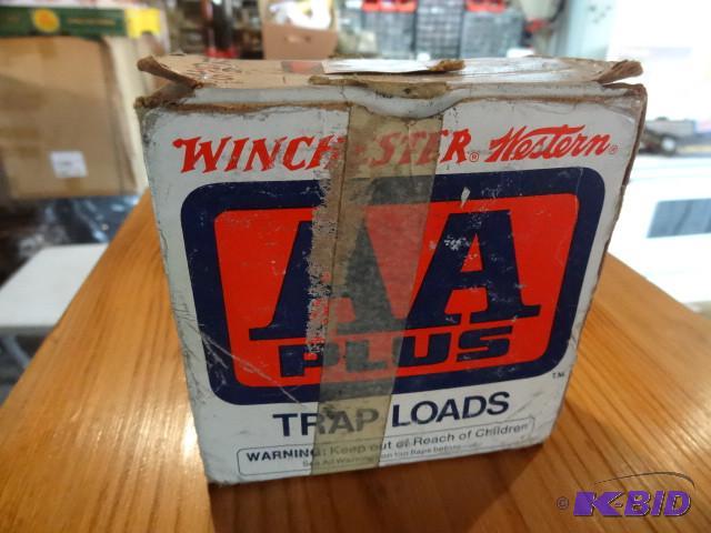 lot 279 image: Winchester #8 shot. 12 gauge shells...