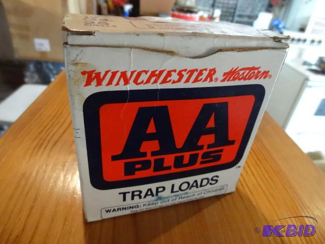 lot 284 image: Winchester #8 shot. 12 gauge shells...