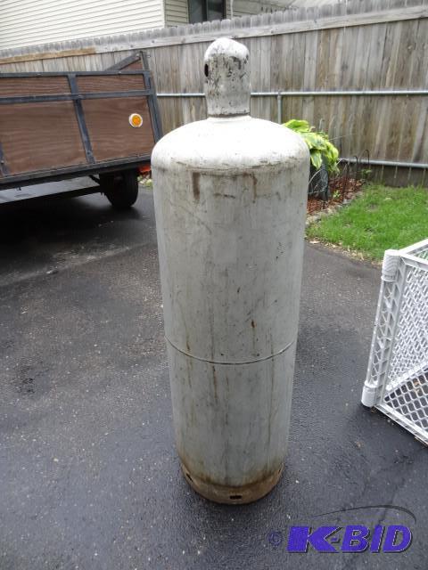 lot 29 image: 100 LB LP tank...