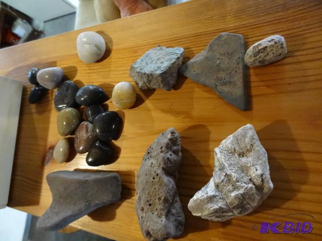 lot 306 image: Misc rocks and polished agates...