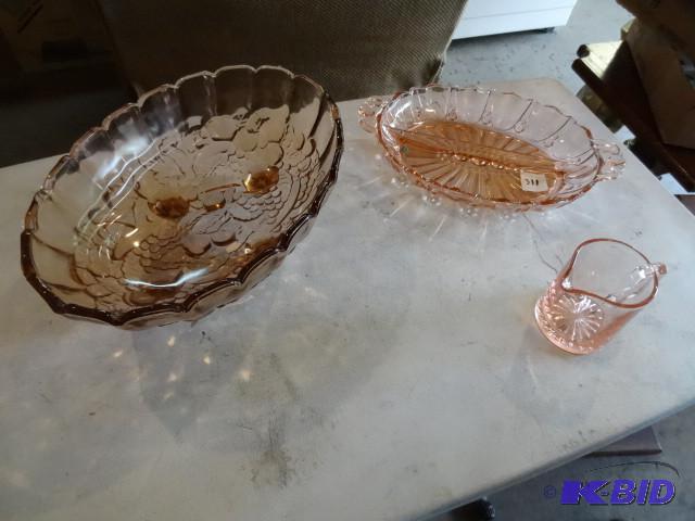 lot 311 image: Pink glass hourderve tray. Glass pi...