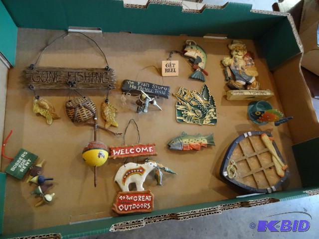 lot 324 image: Fishing wall hanging dcor...