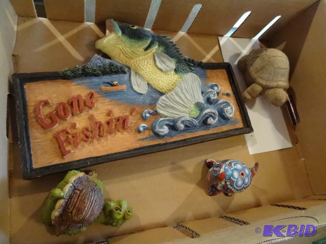 lot 329 image: Misc turtle dcor. Gone fishin plaqu...