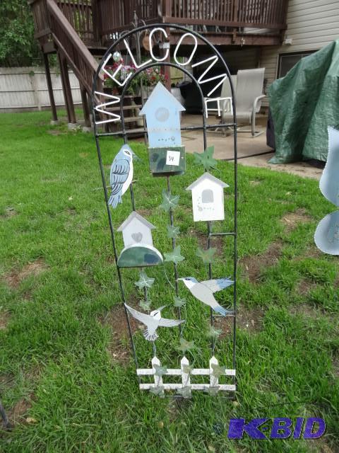 lot 34 image: Metal bird lawn ornament...