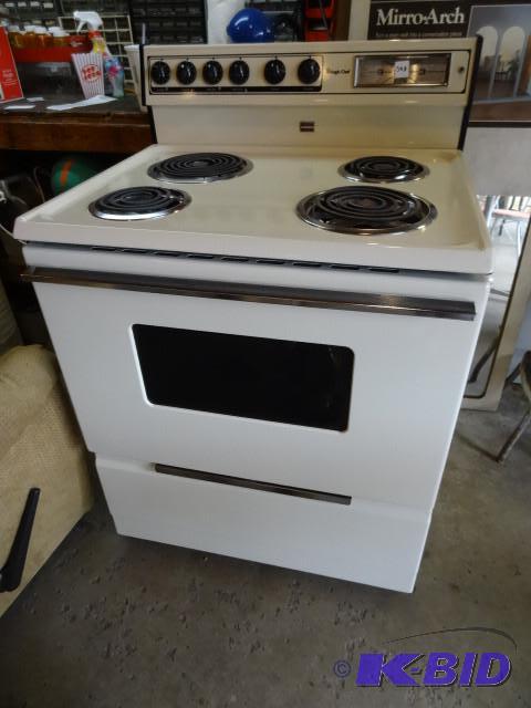 lot 343 image: Magic chef stove. 240 volt. Works...