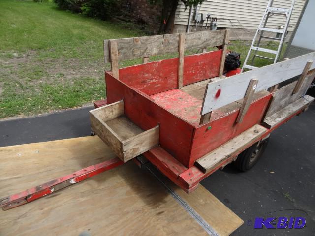 lot 345 image: Lawn and garden cart. Air tires. No...