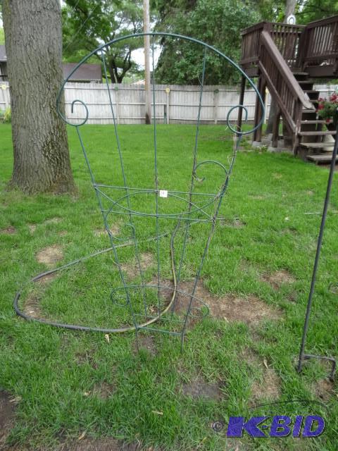 lot 36 image: Metal vine climbing stand...