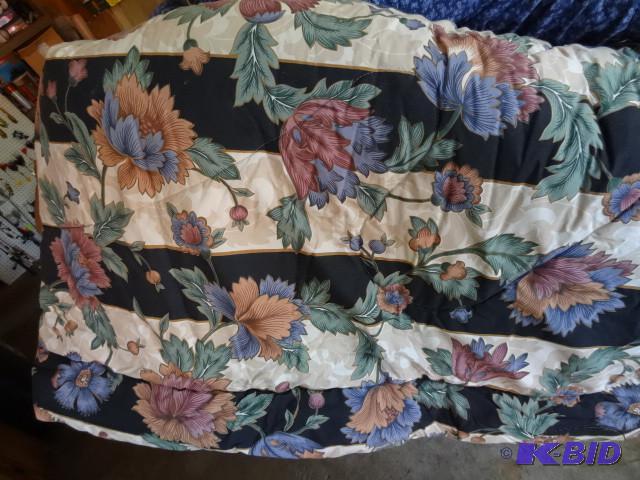 lot 375 image: 8 x 7 comforter...
