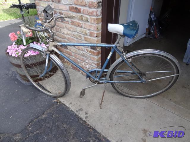 lot 377 image: Vinatge Schwinn mens bike. 3 speed...