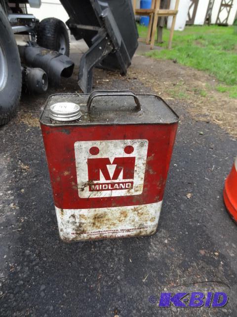 lot 44 image: Vinatge oil can...