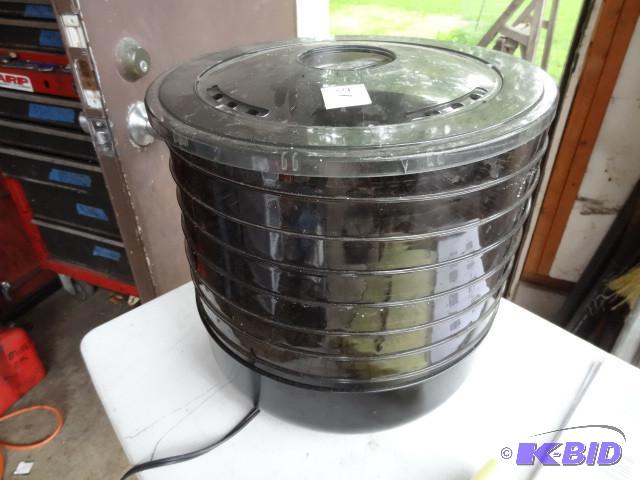 lot 51 image: Dehydrator. 6 trays. 110 volt...