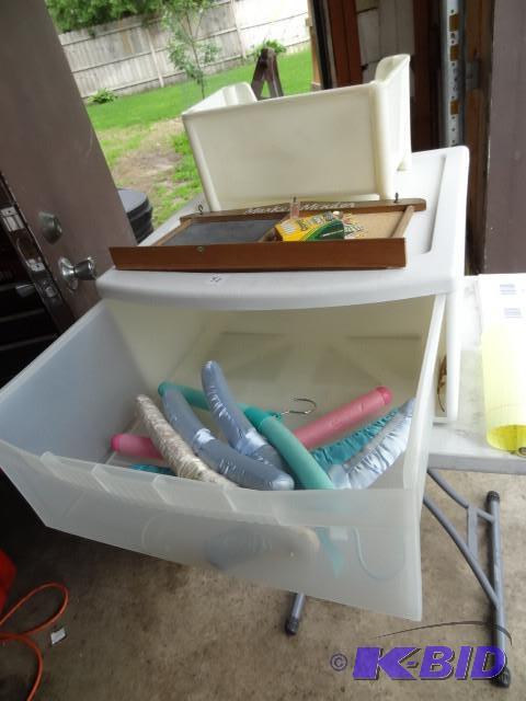 lot 52 image: Sterilite 1 drawer bin. Coat hanger...