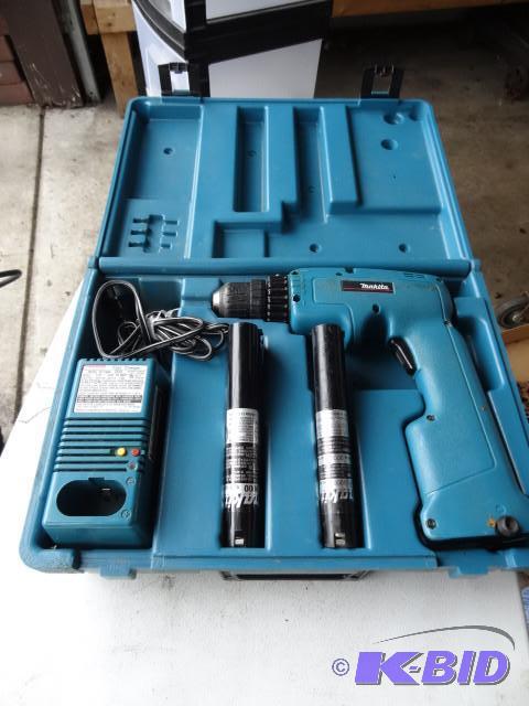 lot 82 image: Makita 9.6 volt drill with 2 batter...
