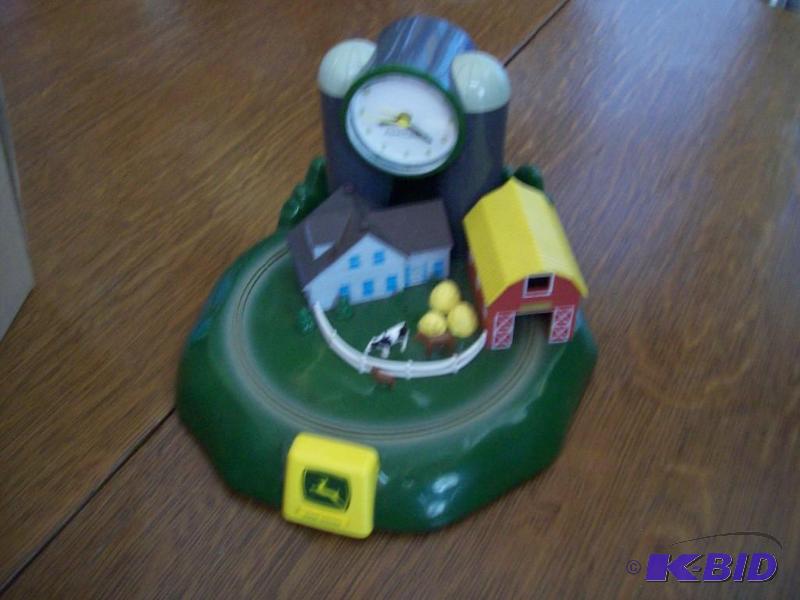 lot 11 image: Clock