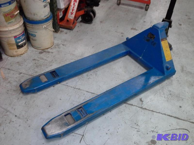 lot 124 image: Df Hand Pallet Truck
