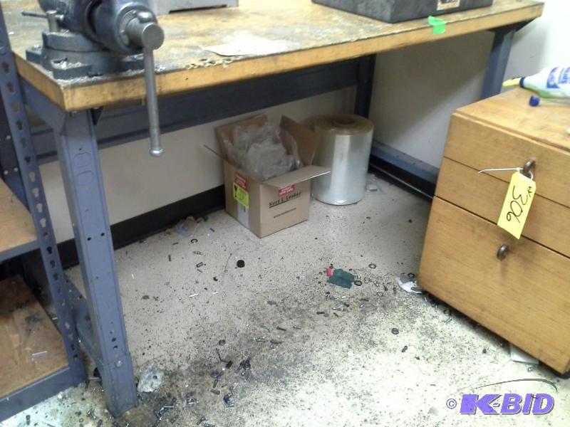 lot 309 image: Work Bench with vice