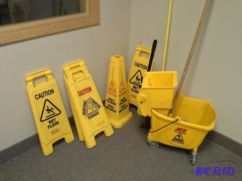 lot 332 image: Floor cleaning lot, wet floor signs...