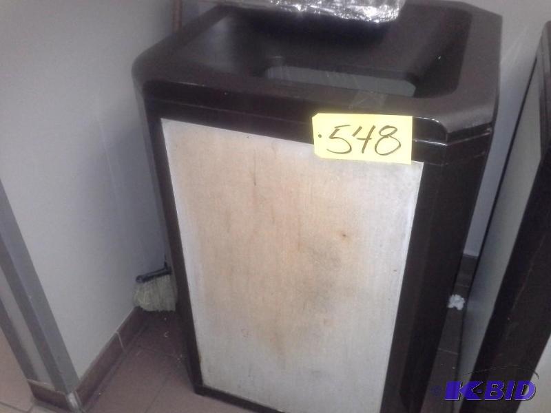 lot 548 image: 1 Rubbermaid Trash Can,