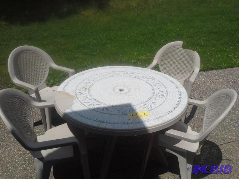 lot 552 image: 2 Patio Sets,
