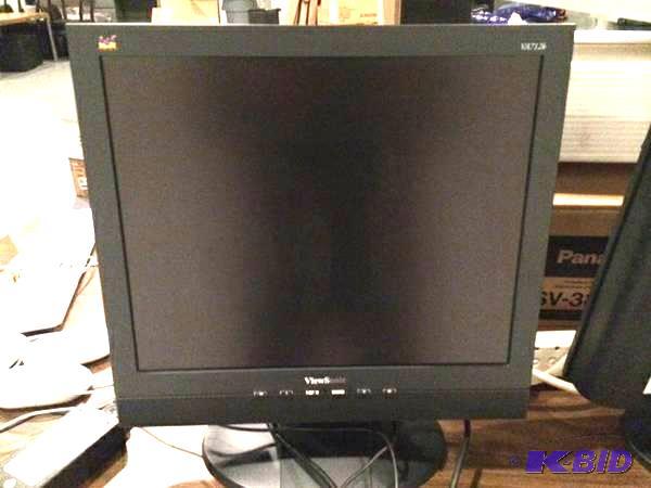 lot 20 image: ViewSonic, 17, LCD Monitor with built-in Speakers