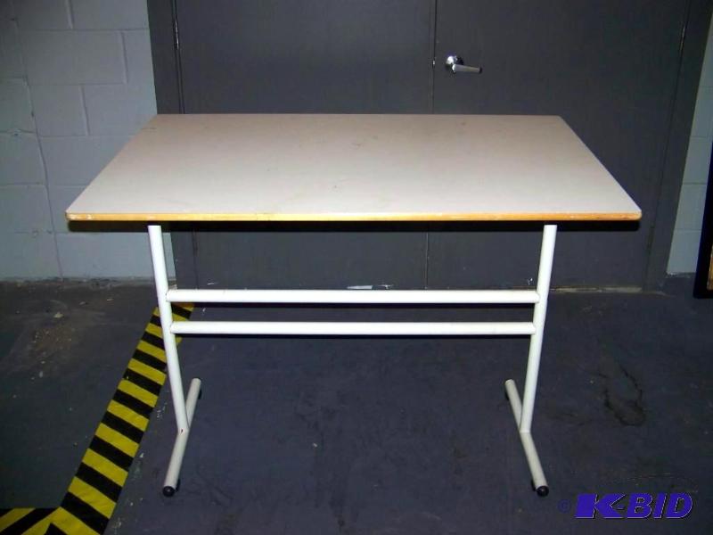 lot 47 image: White Table