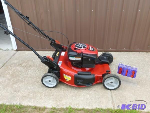 lot 13 image: Craftsman gold series self propelle...