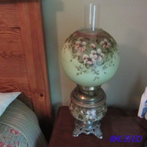 lot 10 image: Antique Lamp