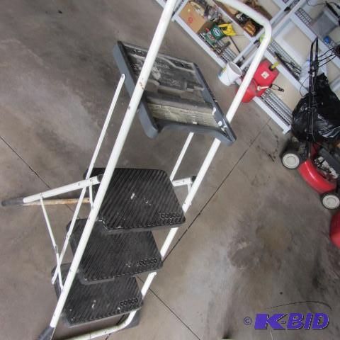 lot 105 image: Cosco Step Ladder