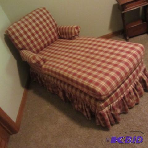 lot 15 image: Chaise Lounge
