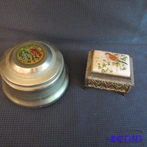 lot 35 image: Vintage Dresser Music Box