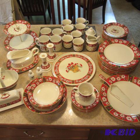 lot 37 image: Christmas Dish Set