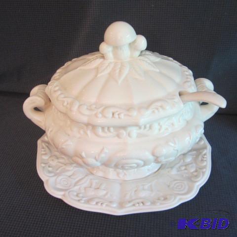 lot 42 image: Soup Tureen