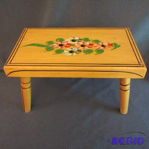 lot 44 image: Foot Stool