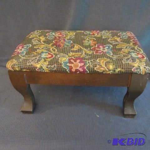lot 46 image: Foot Stool