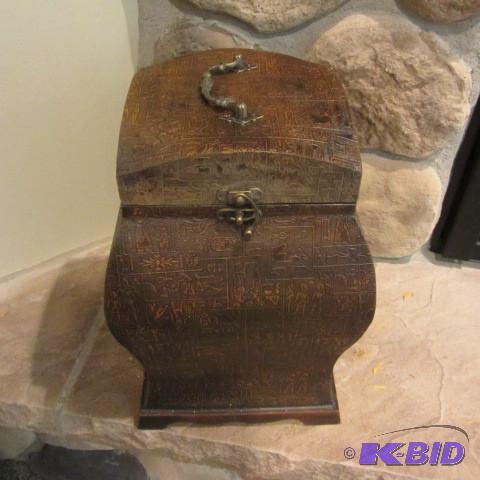 lot 61 image: Wine Case