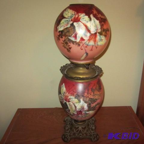 lot 9 image: Antique Lamp