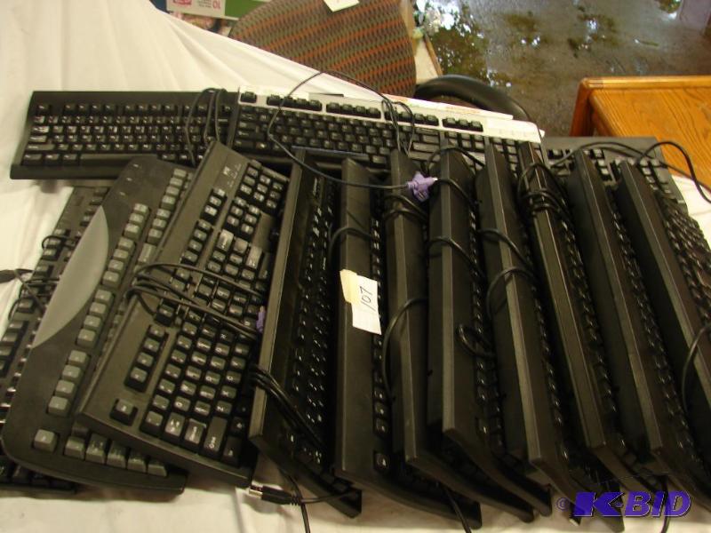 Lot of 14 Computer Keyboards