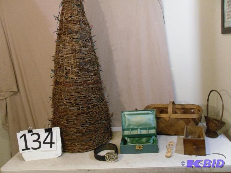 lot 134 image: Large 4.5 Wicker Light Up Christma...