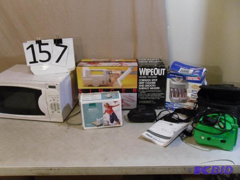 lot 157 image: Magic Chef 1050 Watt Carousel Micro...