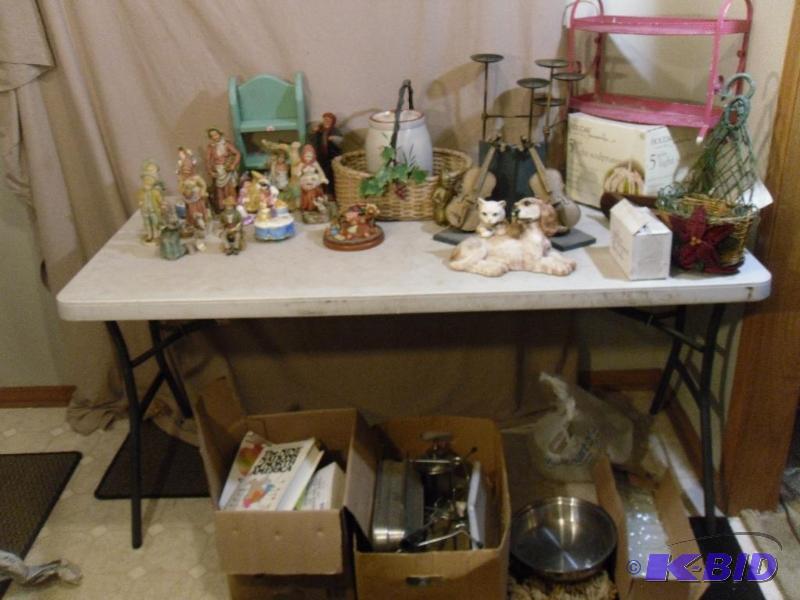 lot 159 image: Music Box Figurines, Cat and Dog St...