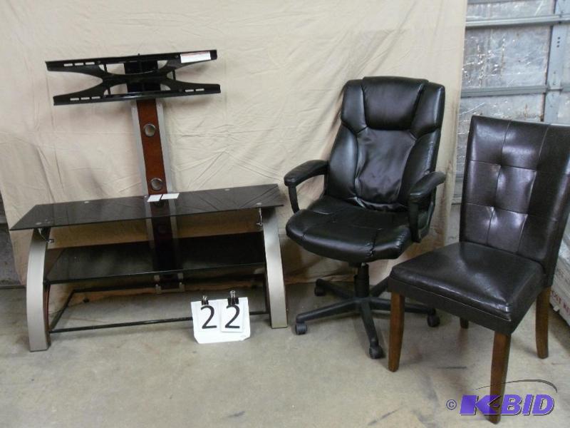 lot 22 image: Flat Screen Entertainment Stand wit...