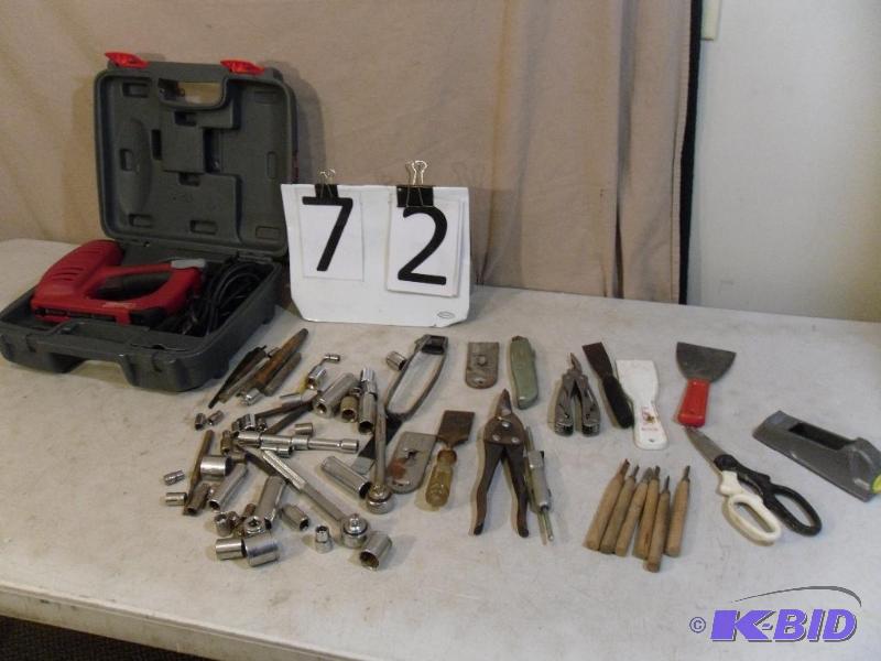 lot 72 image: Arrow electric staple gun with case...