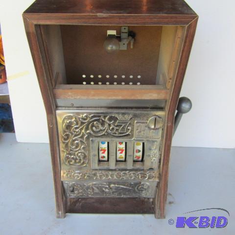 lot 185 image: Eagle Slot Machine