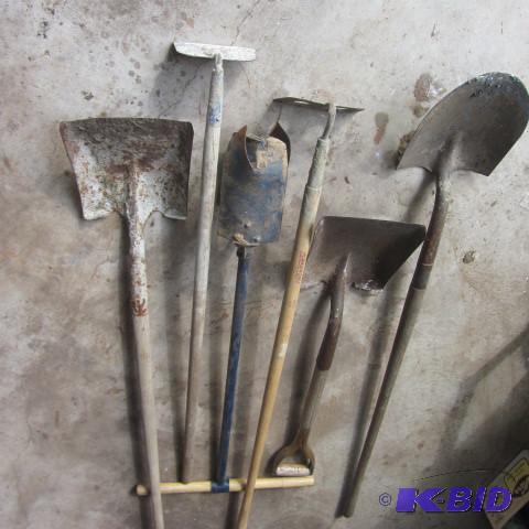lot 246 image: Post Auger, Tools