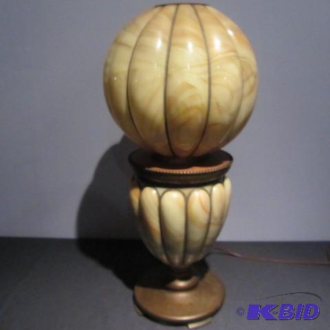 lot 26 image: Antique Lamp