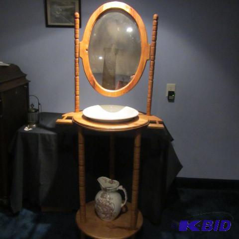 lot 27 image: Vintage wash stand