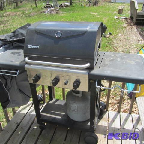 lot 303 image: LP BBQ Grill